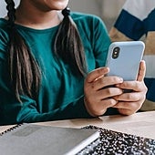 Educación aprueba la propuesta de prohibir los móviles en las aulas, con excepciones