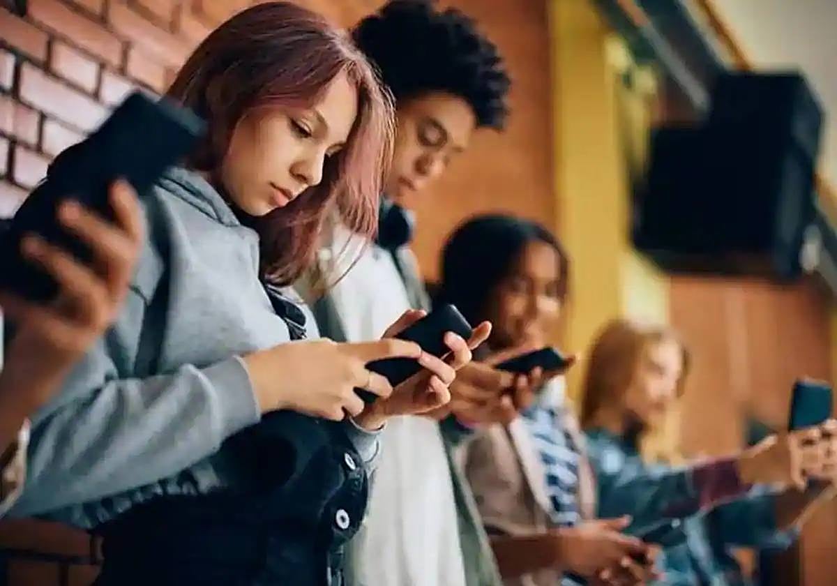 ¿Qué va a pasar con el móvil en las aulas? Preguntas y respuestas tras la prohibición