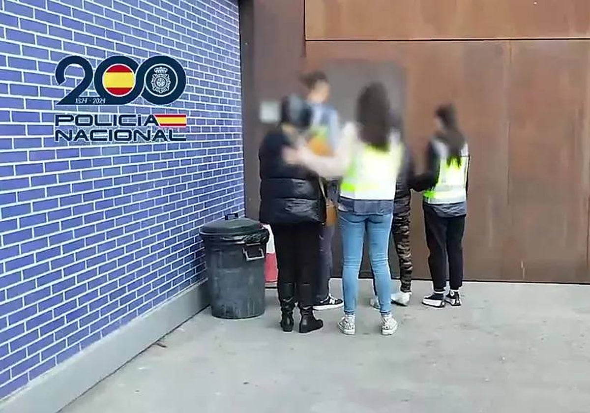 Un momento de la operación contra la red de estafadores llevada a cabo por la Policía Nacional