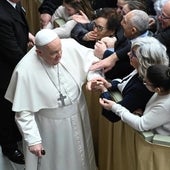 El Papa dice que «quienes protestan con vehemencia contra las bendiciones a parejas gais pertenecen a pequeños grupos ideológicos»