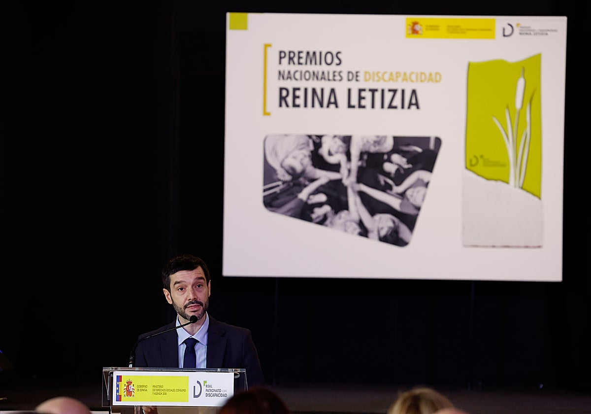 El ministro de Derechos Sociales, Consumo y Agenda 2030, Pablo Bustinduy, interviene en el acto de entrega de los Premios Nacionales de Discapacidad Reina Letizia, este lunes en el Palacio Real de Aranjuez