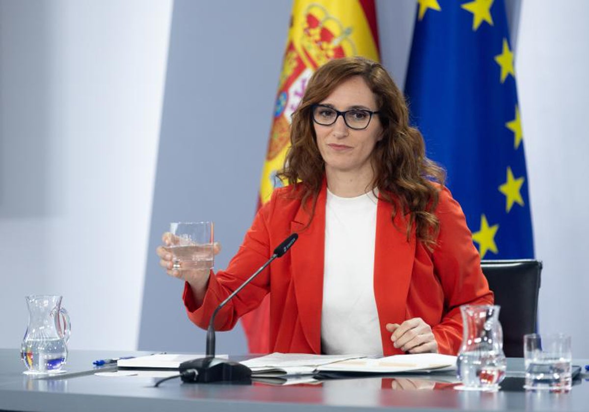 La ministra de Sanidad, Mónica García, en la rueda de prensa tras el Consejo de Ministros