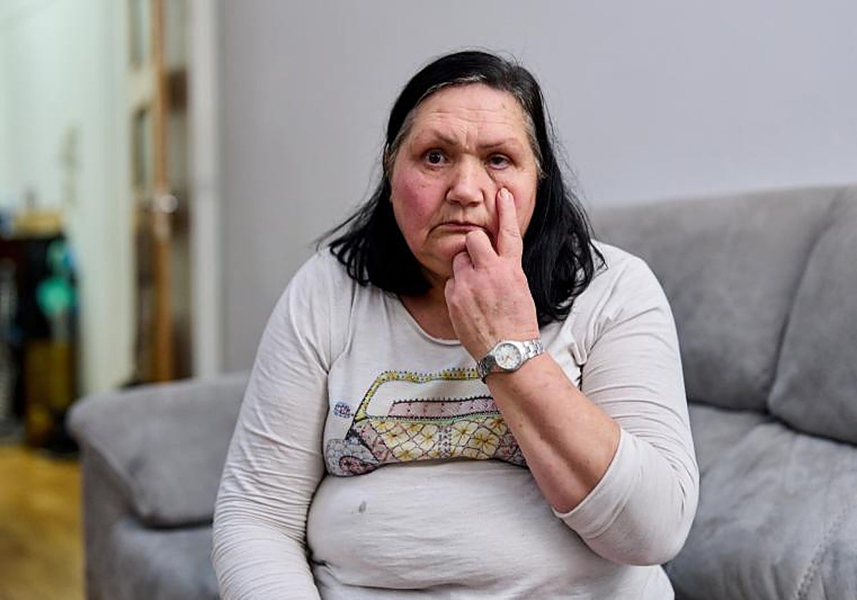 Concepción Villanueva señala el ojo en el que perdió la visión tras la operación