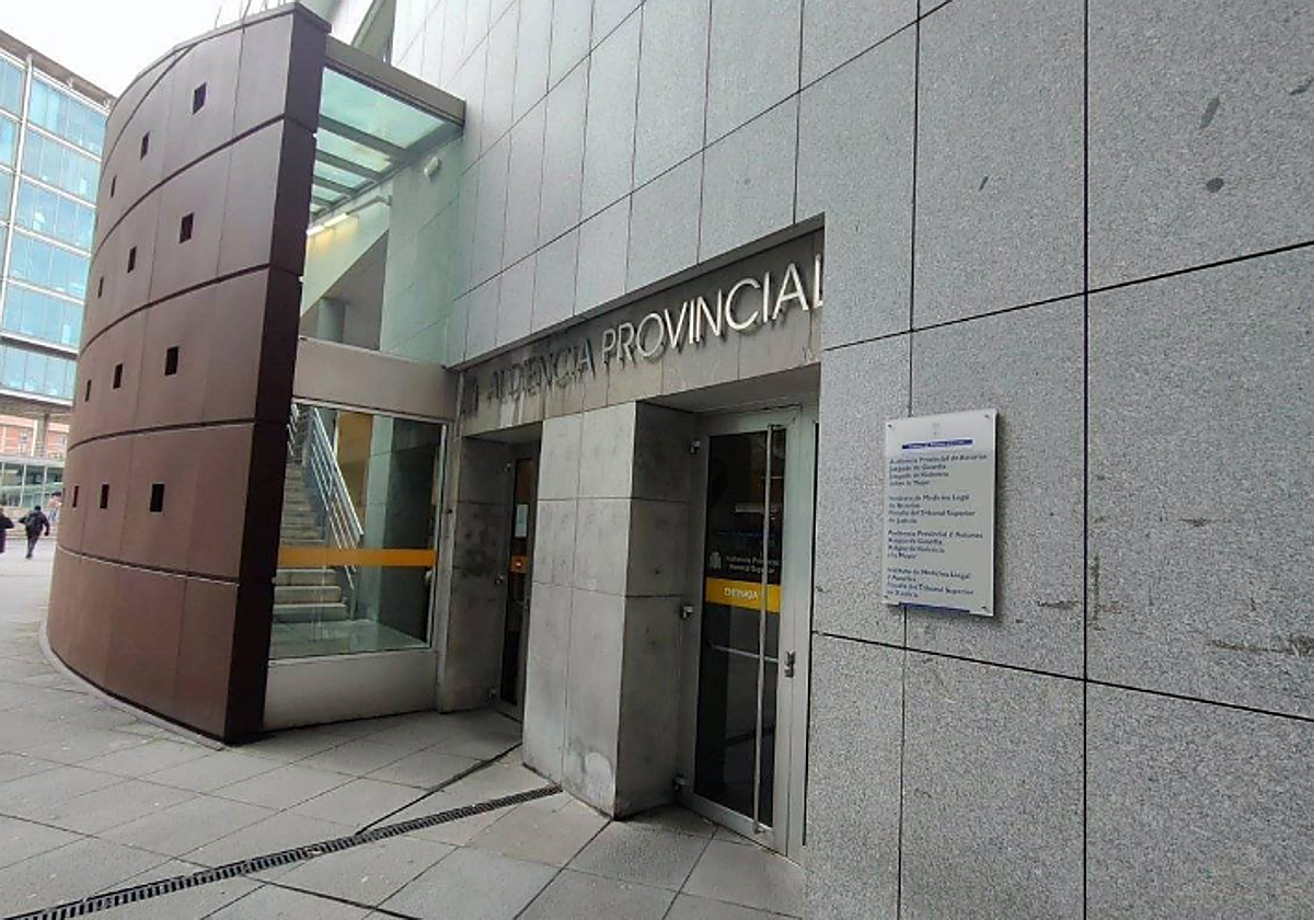 Entrada de la Fiscalía del Principado de Asturias, en Oviedo