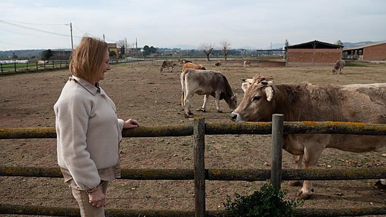Rosa Pruna, presidenta de Asaja, con sus vacas