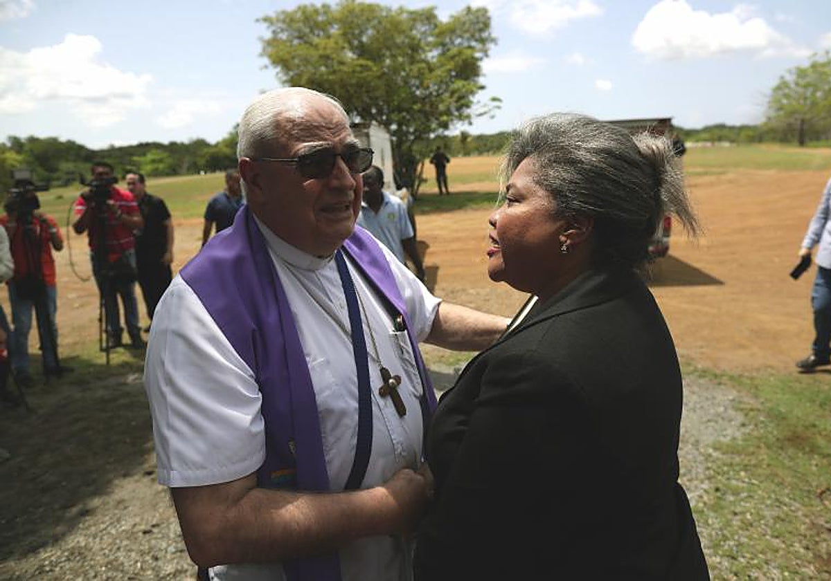 El cardenal Lacunza con Raymonde Fabienne Carré, embajadora de Haití en Panamá, el pasado mes de marzo