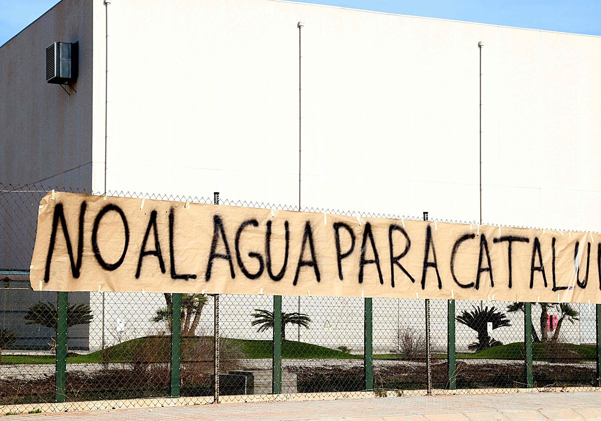Pancarta en la desaladora de Sagunto criticando el envío de agua desde Valencia a Barcelona