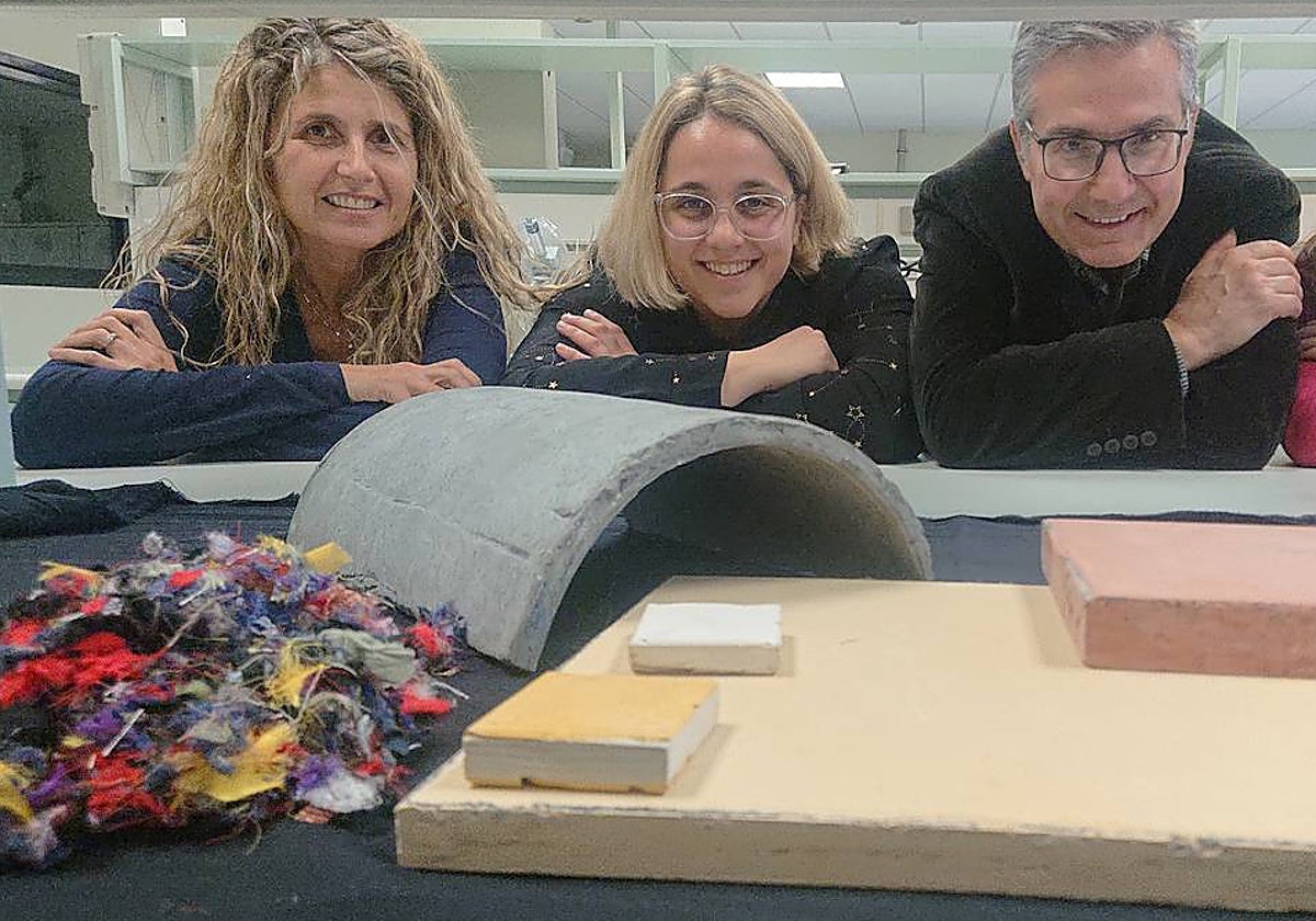 Los investigadores del grupo TECTEX de la UPC en Terrassa, con muestras fabricadas con residuos textiles