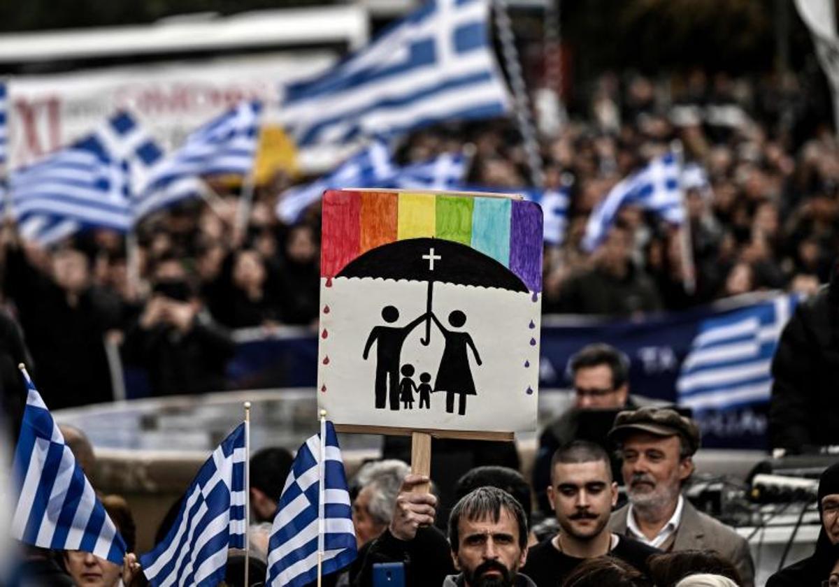 Miles de personas se han manifestado este domingo en Atenas contra el matrimonio homosexual