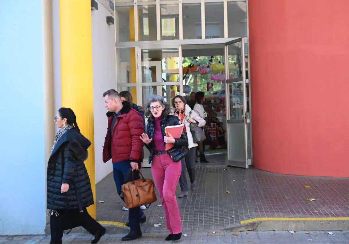 El grupo de eurodiputados durante la visita a un colegio público de Cataluña