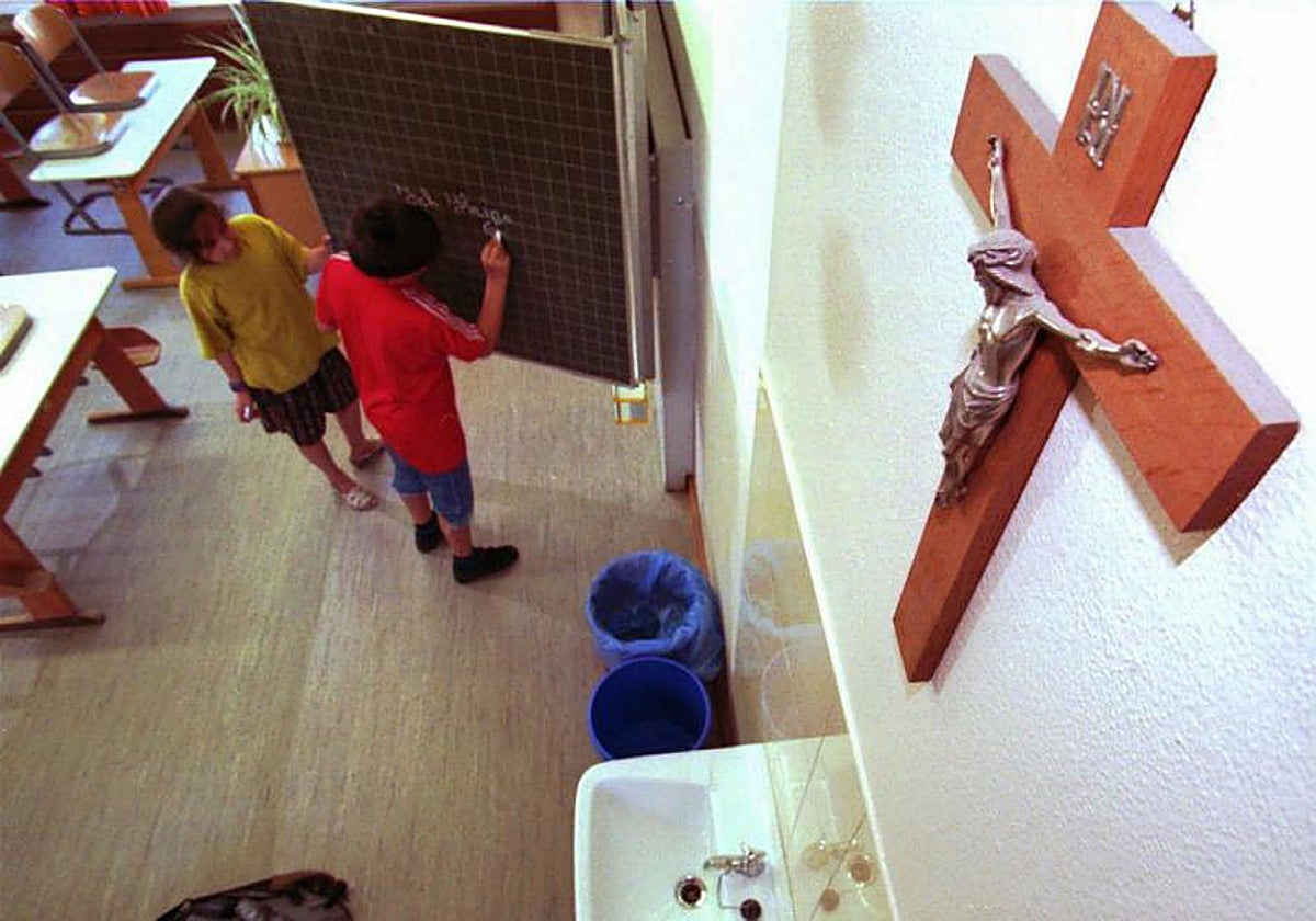 Unos alumnos en el aula de un colegio concertado católico