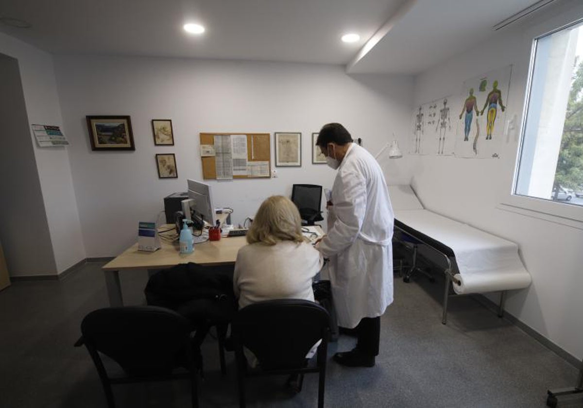 Un médico atiende a una paciente en un centro de salud de Córdoba