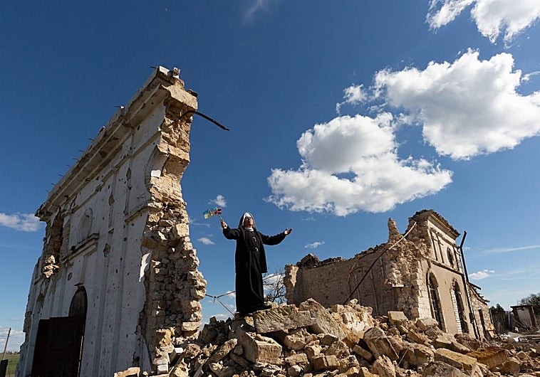 Una religiosa entre los restos de una iglesia ucraniana destruida durante la guerra