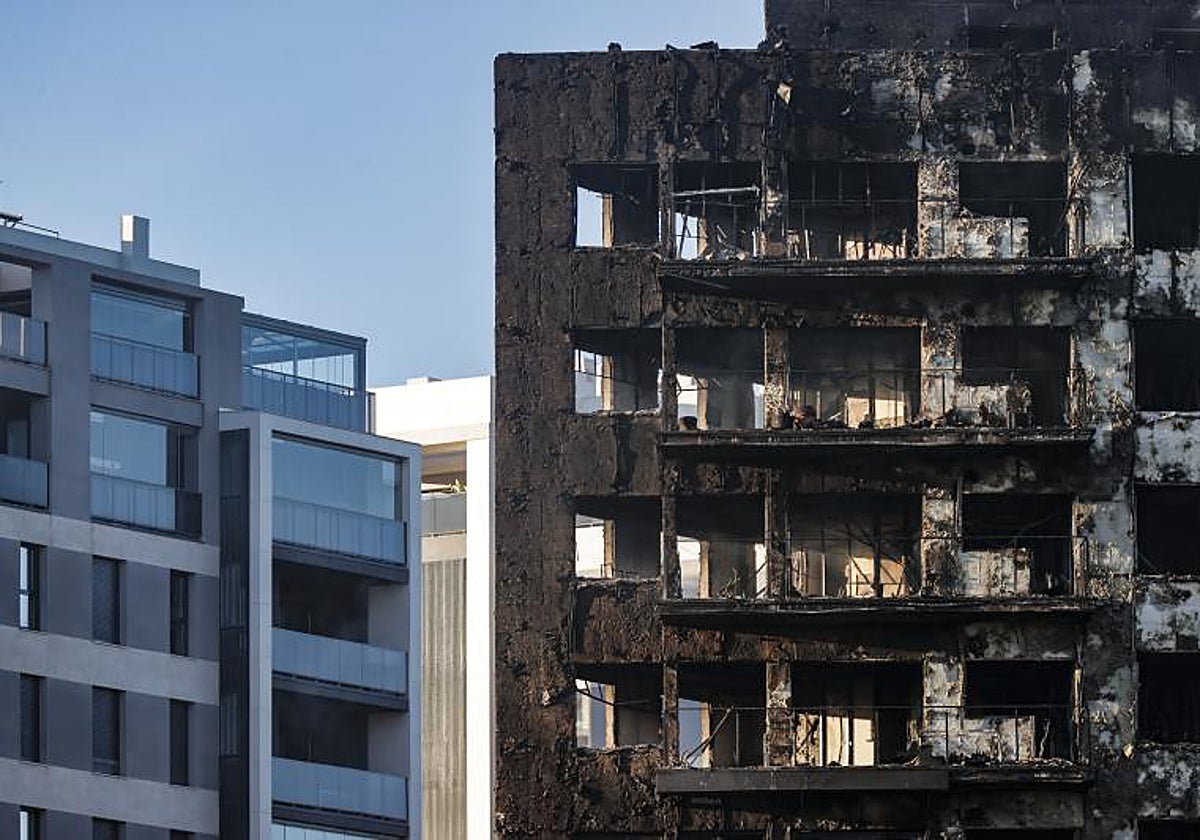 La fachada de uno de los edificios incendiados en Valencia