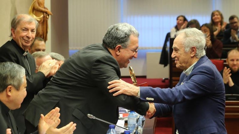 Ginés García Beltrán, izquierda, en la entrega del Premio Bravo al fallecido periodista de ABC, José María Carrascal