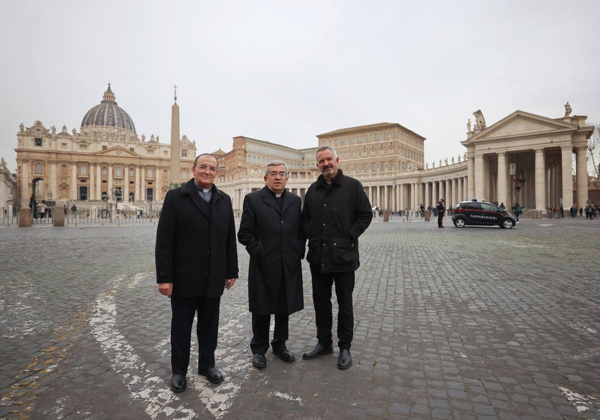 El arzobispo de Valladolid, Luis Argüello, en el centro, junto al director de la comisión por la beatificación de Isabel la Católica, José Luis Rubio Willen, y Francisco Javier Espigares Flores, de la Capilla Real de Granada