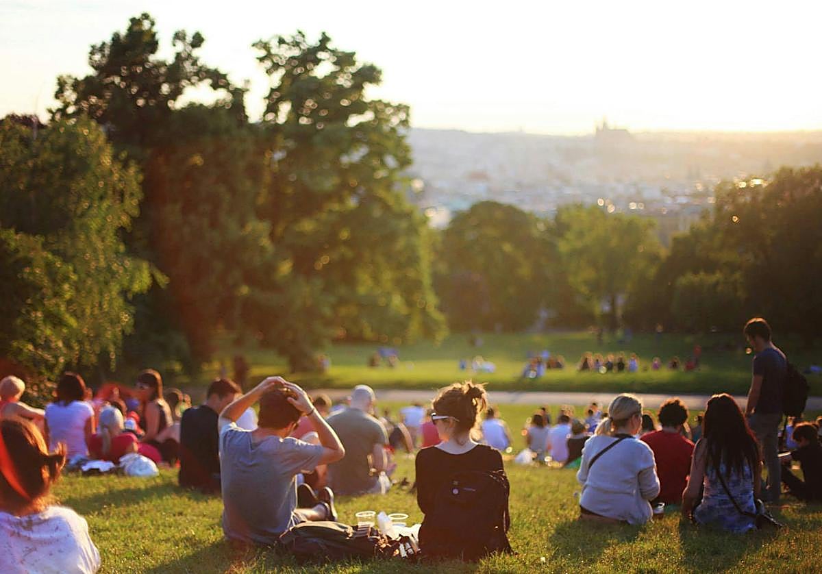 Qué son los baños de sol que recomienda el Servicio de Salud de Madrid: tiempo de exposición y cómo conseguir la vitamina D