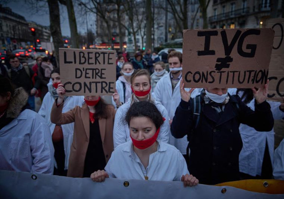 Médicos objetores al aborto se manifiestan durante la votación en el Senado francés