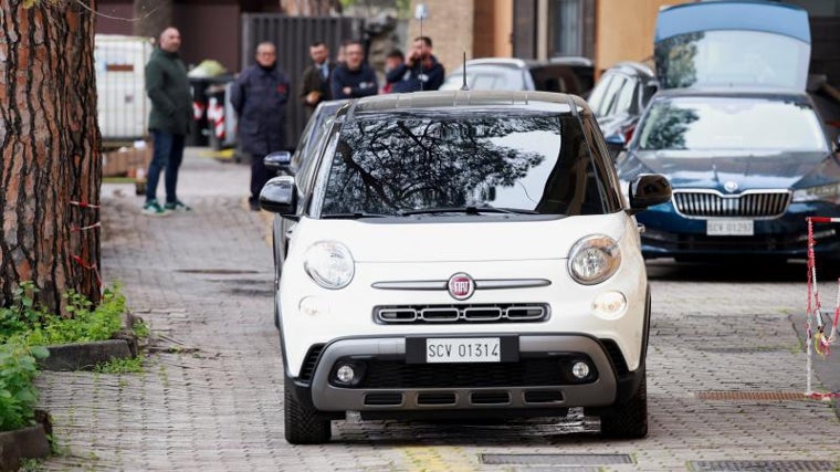 El coche que ha trasladado al Papa al a clínica tras la audiencia de este miércoles