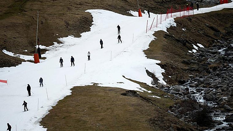 Nieve artificial en la pirenaica estación de Bareges