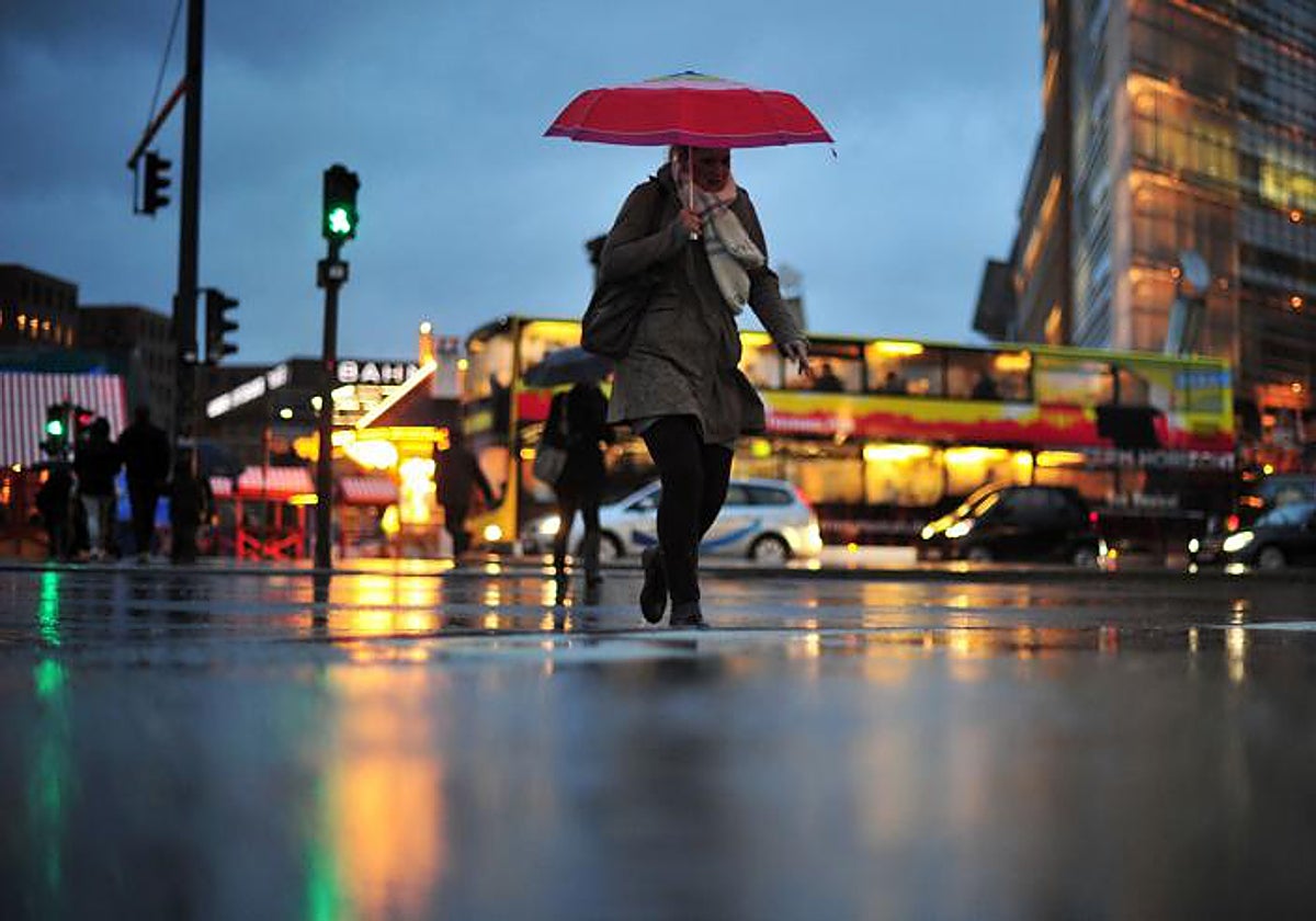 Una mujer cruza en una calle de Berlín