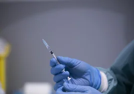 Un hombre se vacuna 217 veces del Covid en poco más de dos años