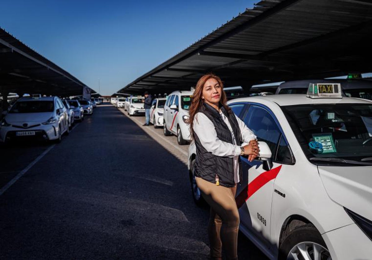 A partir de este viernes las taxistas en Madrid lucirán pegatinas dentro de la acción 'Mujer tenías que ser'. Angélica Cadena, una de las casi mil que «callejean» la capital