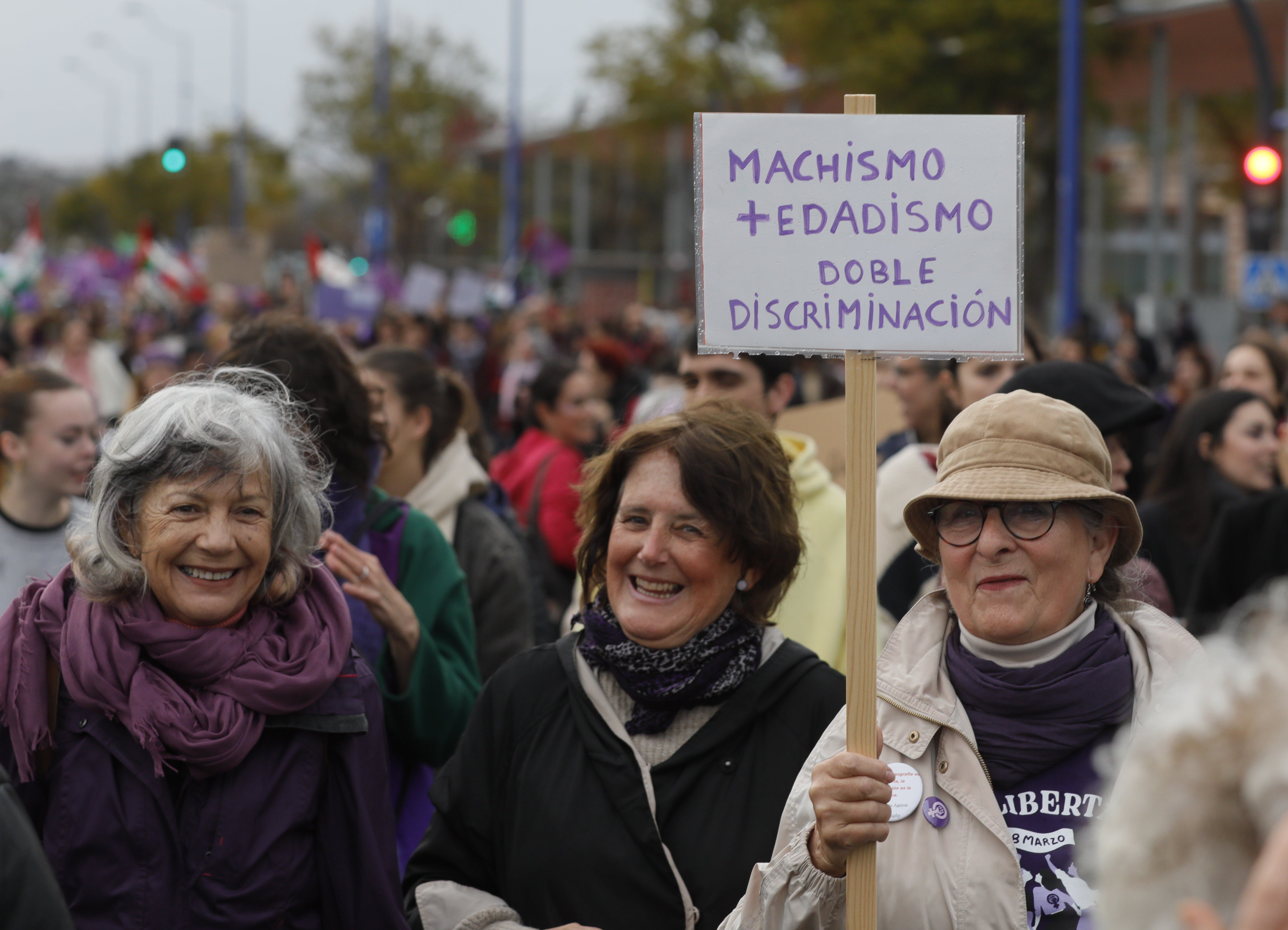 Varias mujeres en la manifestación de Sevilla