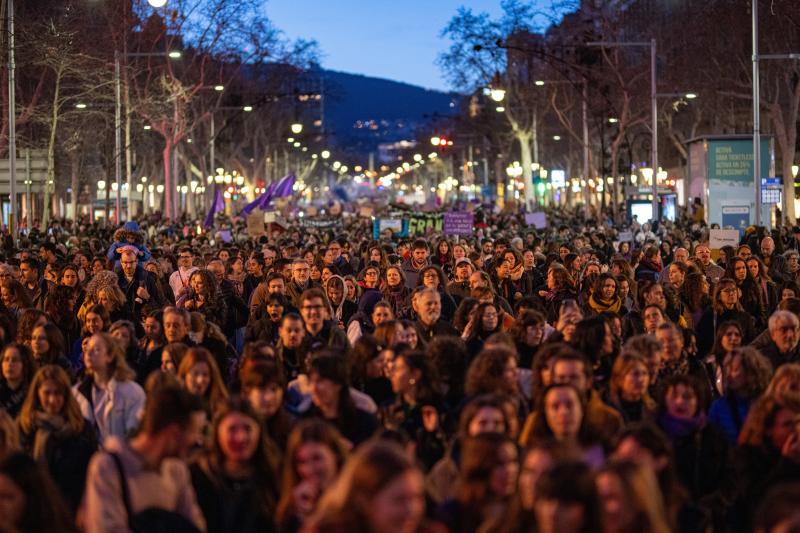 Anochece en Barcelona mientras cientos de personas se manifiestan por el 8M en la Ciudad Condal