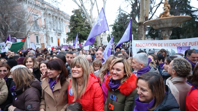 Las ministras socialistas Teresa Ribera, Ana Redondo y Pilar Alegría asisten junto a la mujer del presidente Pedro Sánchez, Begoña Gómez, a la manifestación convocada por la Comisión 8M en Madrid