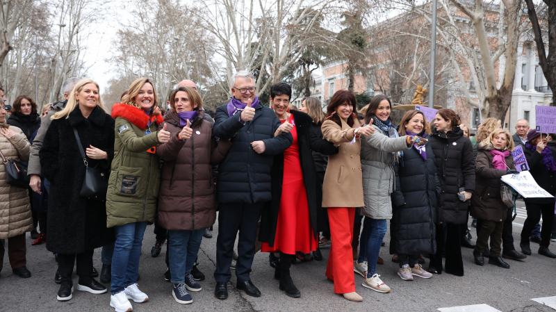 Las ministras socialistas Teresa Ribera, Ana Redondo y Pilar Alegría asisten junto a la mujer del presidente Pedro Sánchez, Begoña Gómez, a la manifestación convocada por la Comisión 8M en Madrid