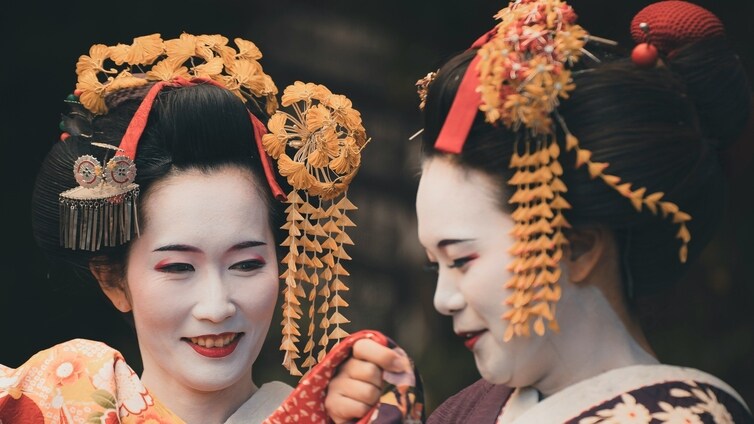 Japón prohibirá a los turistas entrar al distrito de las geishas de Kioto tras acosarlas