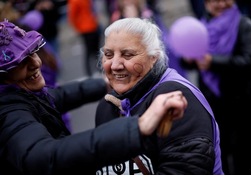 Manifestante en la protesta "oficial" del Gobierno, convocada por la Comisión 8M en Madrid, con motivo del Día Internacional de la Mujer