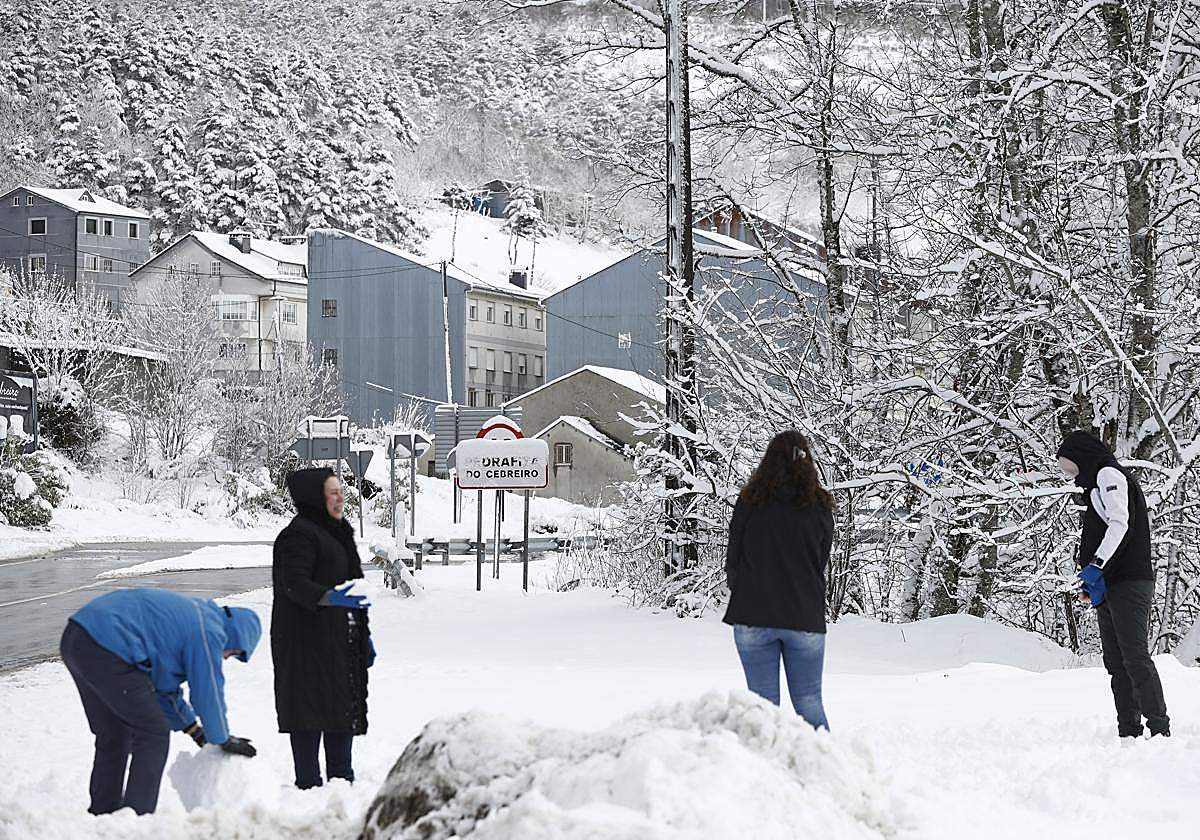 La montaña de Ourense y Lugo en alerta naranja por nieve y viento