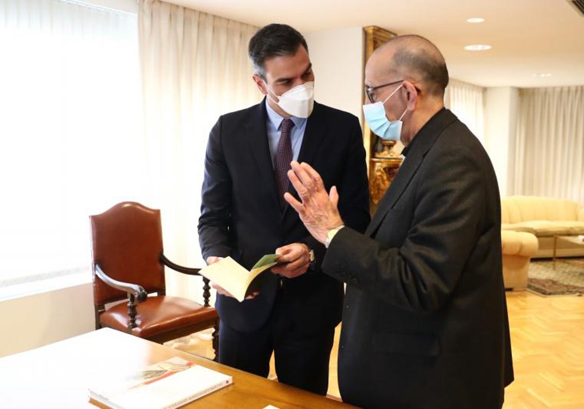 El presidente del Gobierno, Pedro Sánchez, en su visita a la sede de la Conferencia Episcopal en 2022 junto al entonces presidente de los obispos, el cardenal Juan José Omella