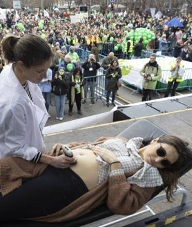 Imagen secundaria 2 - Arriba, la familia de Felipe, el más pequeño con gorro y chaqueta azul, narra su testimonio. Debajo, cinco voluntarias, Teresa, Irene, Paula, Elena y Kiandra. En la derecha, ecografía en directo a Carolina para poder escuchar el latido de su bebé.