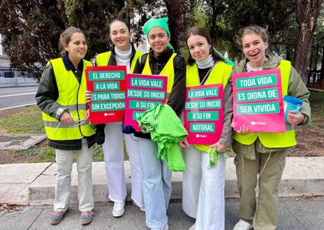 Imagen secundaria 1 - Arriba, la familia de Felipe, el más pequeño con gorro y chaqueta azul, narra su testimonio. Debajo, cinco voluntarias, Teresa, Irene, Paula, Elena y Kiandra. En la derecha, ecografía en directo a Carolina para poder escuchar el latido de su bebé.