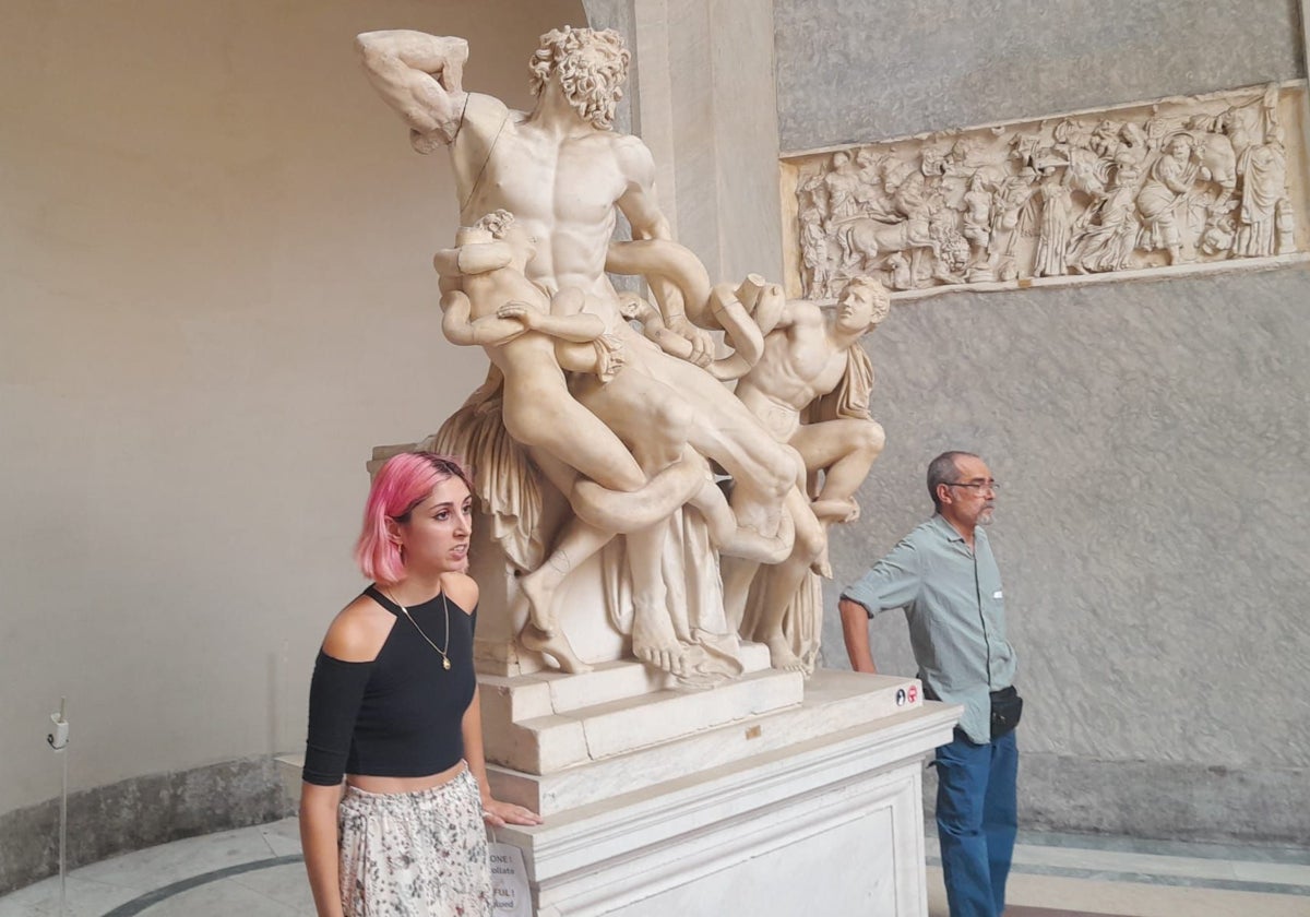 Los dos activistas con sus manos pegadas a la base del Laocoonte