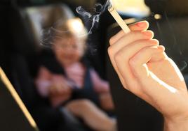 Sanidad quiere prohibir fumar en el coche en presencia de niños