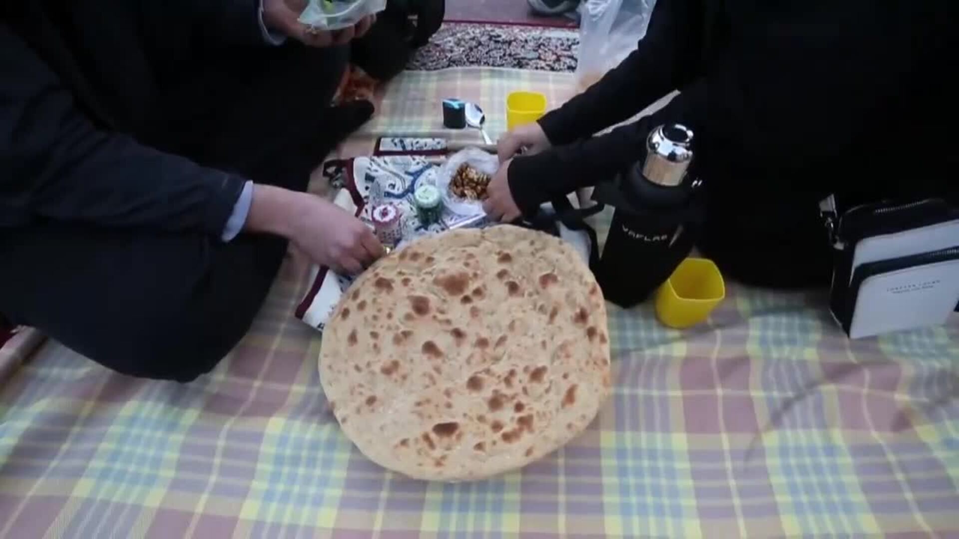 Los musulmanes de Teherán rompen el ayuno en uno de sus templos más venerados