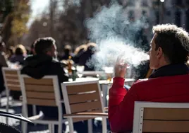 Sanidad y comunidades aplazan el debate de prohibir fumar en las terrazas y en el coche