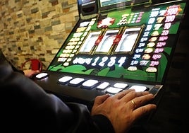 Los adultos que pierden 600 euros o más a la semana (200 en jóvenes) no podrán usar tarjetas de crédito desde el 15 de marzo