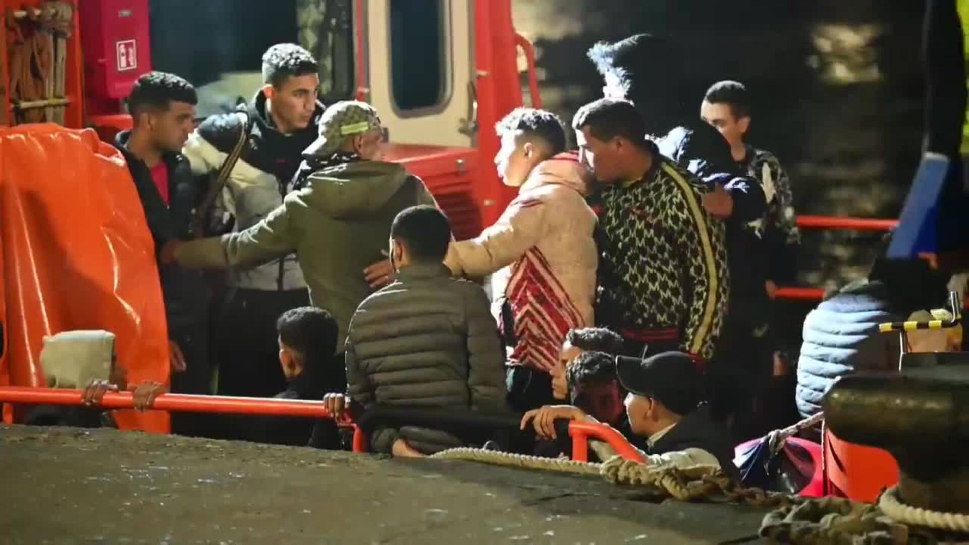 Rescatan a 59 personas de origen magrebí en una patera a la deriva en ...