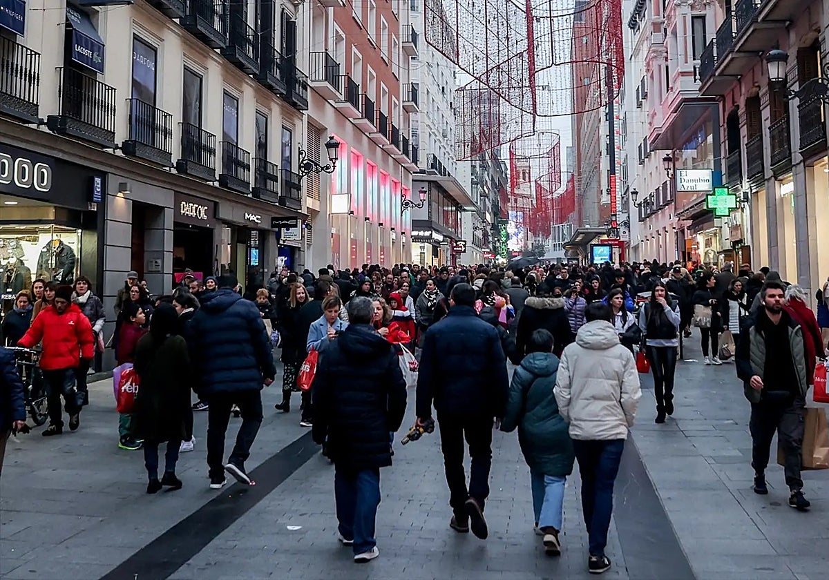 Una familia pasea por el centro de Madrid
