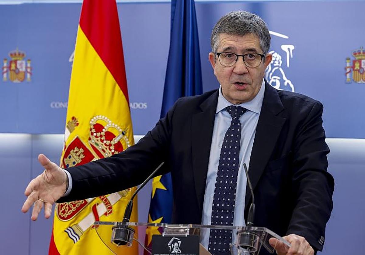 El portavoz del PSOE en el Congreso, Patxi López durante la rueda de prensa de este martes en el Congreso
