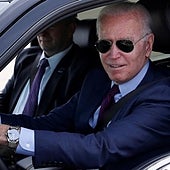 Biden declara la guerra al combustible: impone que la mayoría de los coches sean eléctricos o híbridos para 2032