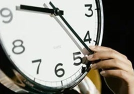 Cambio horario de invierno 2025: ¿se adelanta se atrasa el reloj? ¿amanece antes o después?