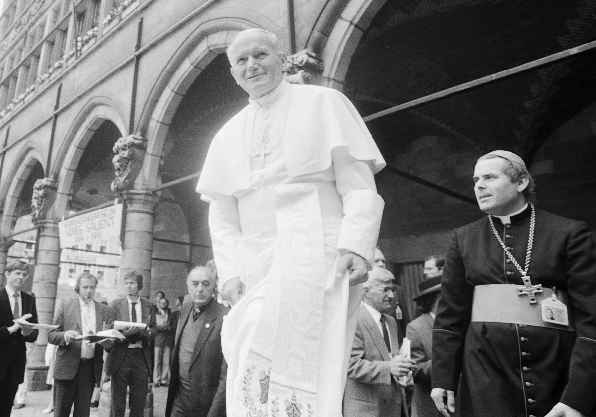 Fotografía de archivo tomada el 17 de mayo de 1985 que muestra al entonces obispo de Brujas Roger Joseph Vangheluwe (drcha.) junto al Papa Juan Pablo II durante la visita de este último a la localidad de Ypres (Bélgica). Vangheluwe fue acusado de abusos sexuales a menores