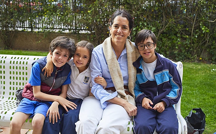 Imagen principal - Arriba, Isabel con su primer hijo, Borja, al que no le diagnosticaron síndrome de Down hasta que nació. Abajo, la numerosa familia de Felipe y los hermanos Álex y Pablo Rivera