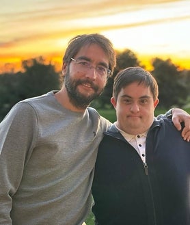 Imagen secundaria 2 - Arriba, Isabel con su primer hijo, Borja, al que no le diagnosticaron síndrome de Down hasta que nació. Abajo, la numerosa familia de Felipe y los hermanos Álex y Pablo Rivera